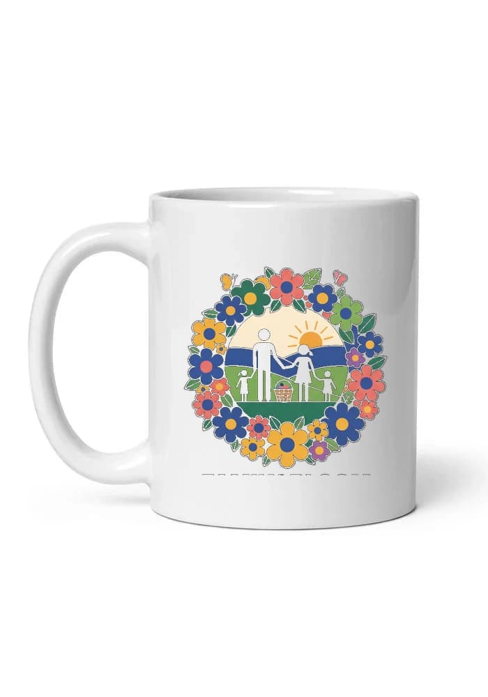 Hrnek Rodinný Květinový Piknik Při Východu Slunce V Rozkvetlé Louce